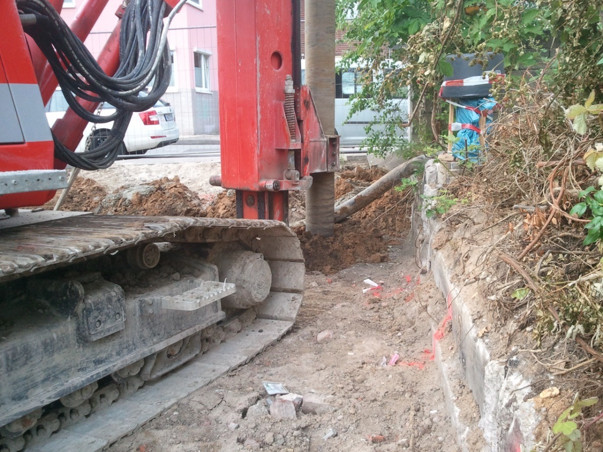 rotes Baustellenfahrzeug rotes Baustellenfahrzeug